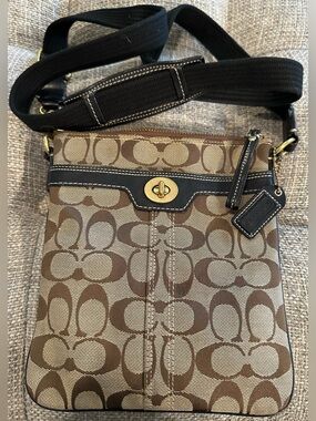 Coach Signature Turnlock Swingpack Crossbody Bag Khaki Dark Brown Leather EUC